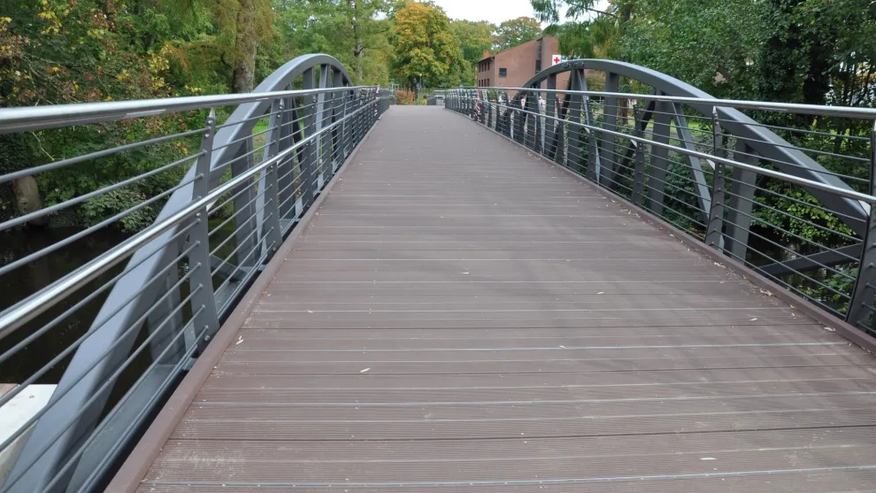 Neubau der Langen Brücke in Uelzen mit Belag aus 5 cm dicken TRIMAX® Riffelbohlen aus Kunststoff mit einer Breite von 30 cm