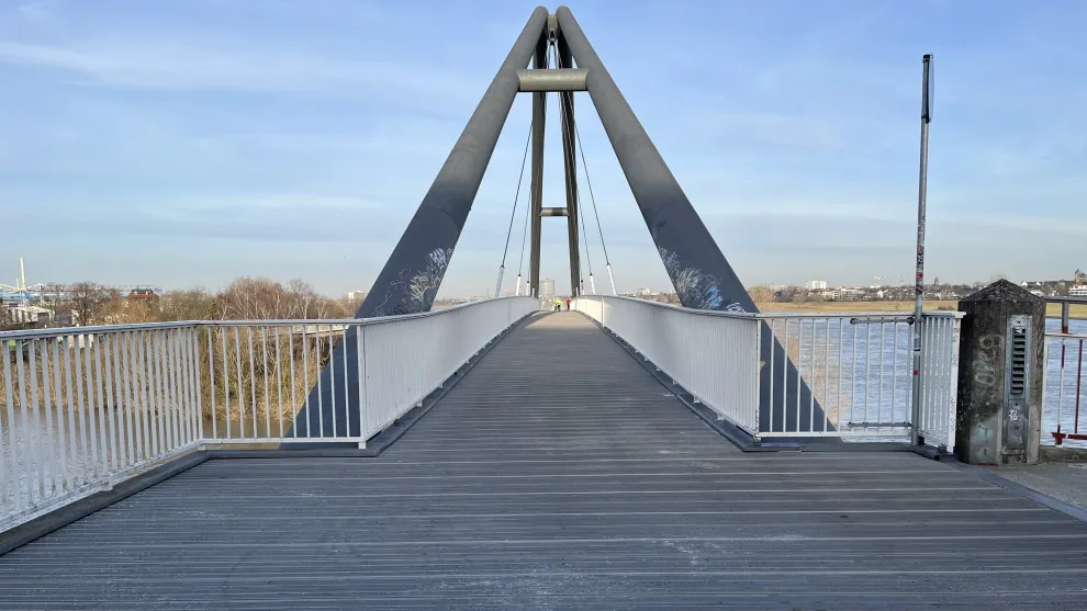 Sanierung der Brücke am Medienhafen in Düsseldorf mit TRIMAX® Kunststoffdielen mit geriffelter Oberfläche in grau