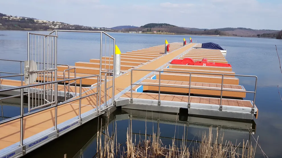 Erneuerung der Schwimmsteganlage am Bostalsee: Die Belagsbohlen TRIMAX® nehmen kein Wasser auf und verrotten somit nicht
