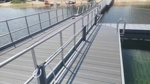 Naturfreibad Xantener Südsee: neuer Schwimmsteg mit einer Länge von ca. 39,0 m und einer Breite von 2,5 m und ein Feststeg mit den Dimensionen ca. 32,0 x 2,5 m