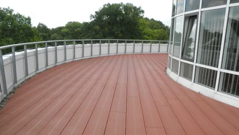 Sanierung der Dachterrasse am Rathaus in Uelzen mit TRIMAX®-Riffelbohle in rotbraun