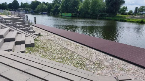 Sanierung der 180 m² großen Seebühne in Geesthacht mit langlebigen TRIMAX® Kunststoff-Bohlen 5 x 30 cm in Dunkelbraun