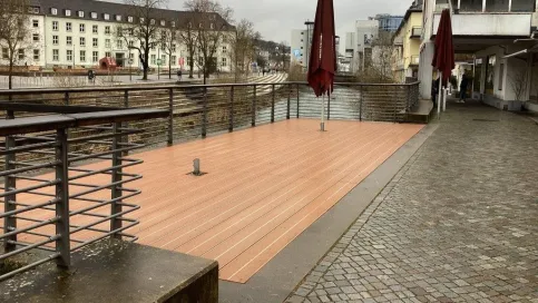 Sanierung neuer Gastroterrassen in Siegen mit TRIMAX® Dielen aus Kunsstoff mit geriffelter Oberfläche im Farbton Hellbraun
