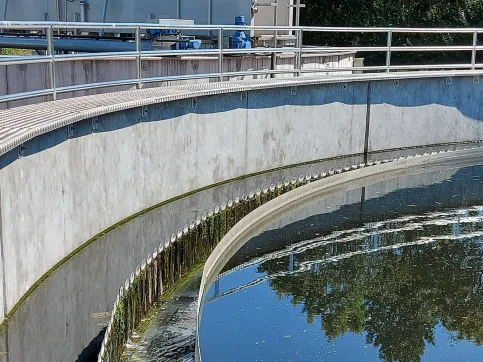 Nachklärbecken, Sanierung mit StoCrete TH 250, StoCrete TG 252, StoCrete TS 250, StoCrete TG 154, StoCrete TF 250, Kläranlage Nauheim, DE. Foto: StoCretec