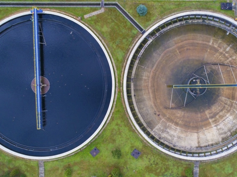 Mörtelsysteme für Schutz und Instandsetzung wasserberührter Betonbauteile mit chemischem Angriff der Expositionsklasse XWW1-3.