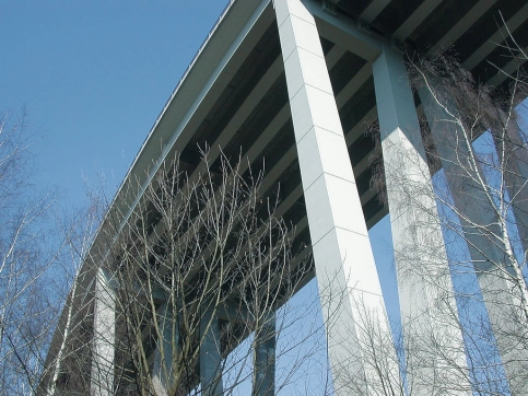 Brückenverstärkung mit CFK-Lamellen.. Sulzbachtalbrücke, Friedrichsthal, DE. Foto: StoCretec