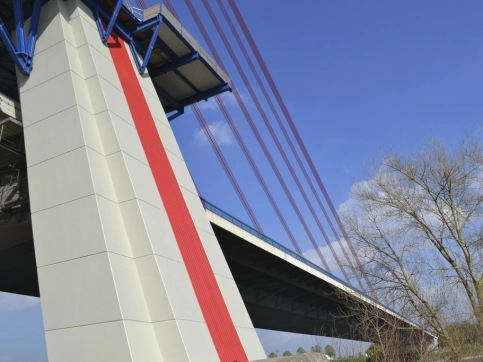 Stahlbeton-Pylon: Schutzbeschichtung gegen Wasser und Schadstoffe, Fleher Brücke, A46, Düsseldorf. Foto: StoCretec