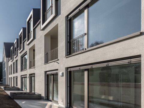 Perfekter Sonnenschutz für raumhohe Fenster