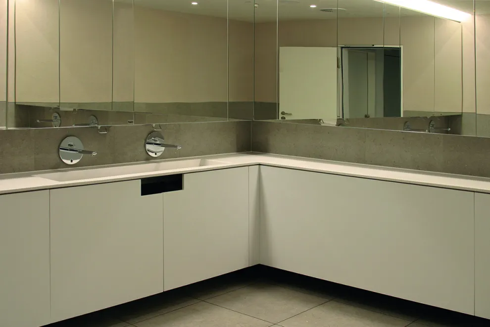 Waschtischanlage TOPLINE COOL aus GraniCOR VM solid surface „alpin weiss“, Unterbau mit Mineralwerkstoff Fronten und Papierabwurf