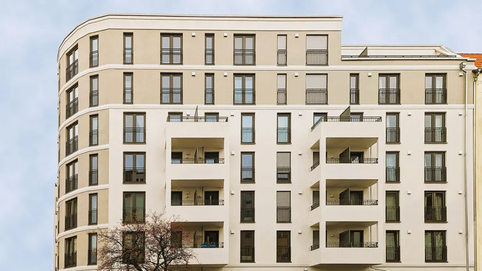 Fassade mit außenliegenden Lüftungshauben – diese können auf Wunsch in allen RAL-Farben lackiert werden.