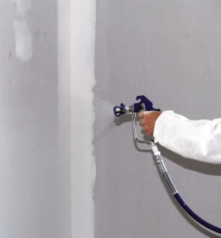 Der effiziente Kleisterauftrag erfolgt mit dem Airless-Gerät.