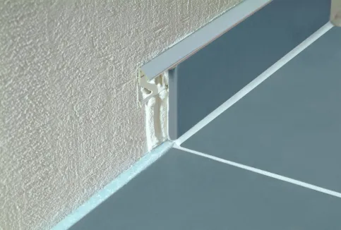 BLANKE DREIECKSPROFIL