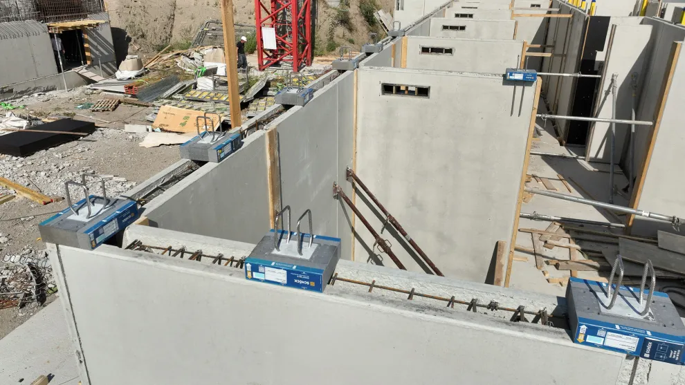 Schöck Sconnex Typ W wird auf die Wandschalen der Elementwände im Untergeschoss aufgesetzt. © Schöck Bauteile GmbH