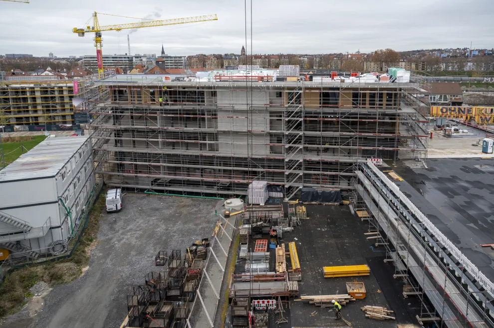 Das Projekt „Bildungshaus NeckarPark ist das erste öffentliche Gebäude der Gebäudeklasse 5 in Holzbetonverbundbauweise in Stuttgart. Die sichere Befestigung und zuverlässige Lastabtragung der auskragenden Stahlbetonfertigteile an die Holzkonstruktion konnte mit Schöck Isokorb sichergestellt werden.