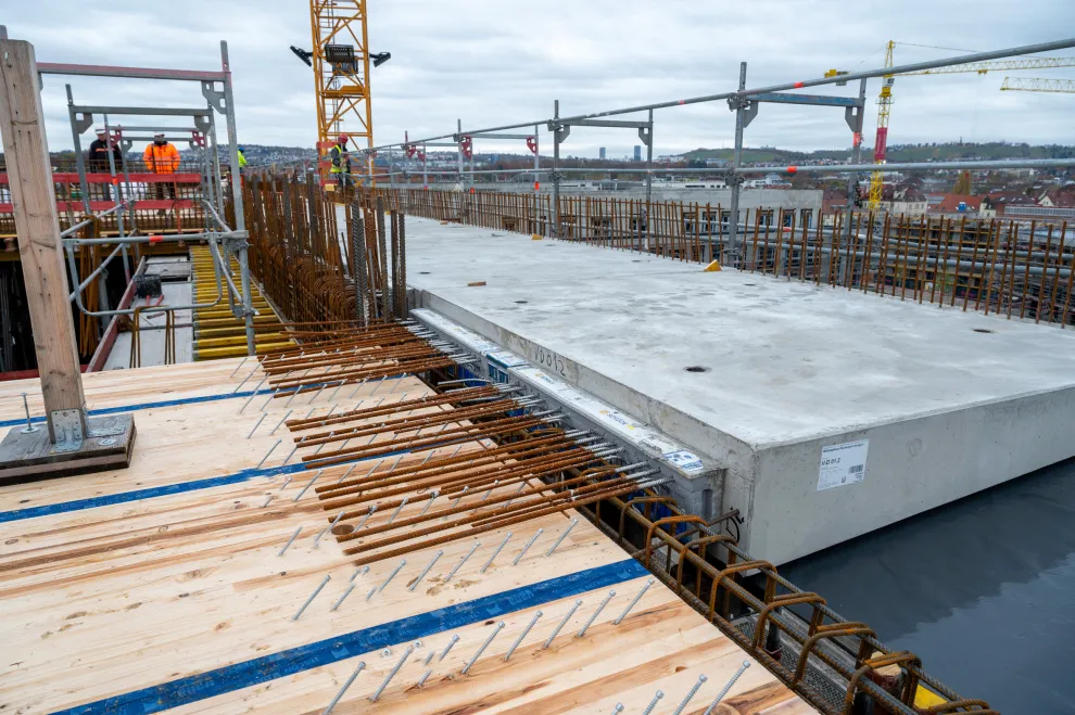 Die sichere Befestigung und zuverlässige Lastabtragung der auskragenden Stahlbetonfertigteile an die Holzkonstruktion konnte mit Schöck Isokorb sichergestellt werden.
