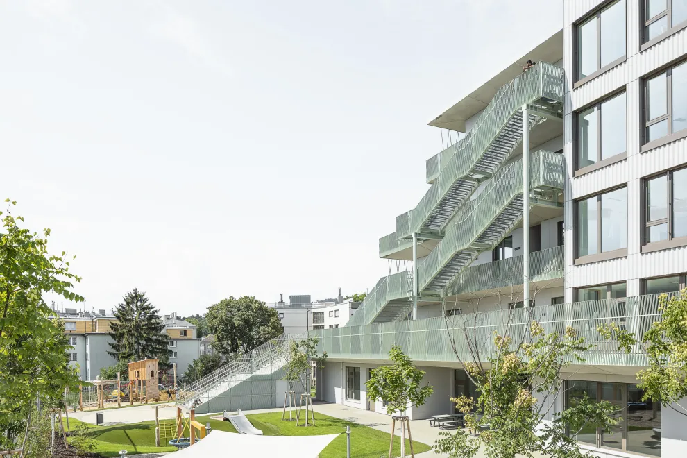 Der Bildungscampus im 14. Wiener Gemeindebezirk Penzing bietet Platz für über 1.100 Kindern und Jugendlichen mit einem 12-gruppigen Kindergarten, einer 29-klassigen Ganztagsschule (Volks- und Mittelschule) sowie vier sonderpädagogischen Bildungsräumen und einer Musikschule.
