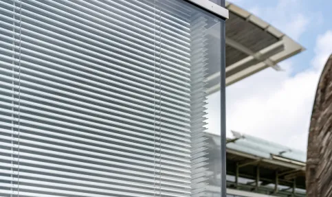 ISOshade® ist eine leistungsfähige und energieeffiziente Doppelfassade – mit integriertem Sonnenschutz OHNE komplexen Aufbau.