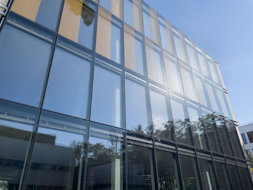 ISOshade® Fassadenelement mit integriertem Sonnenschutz