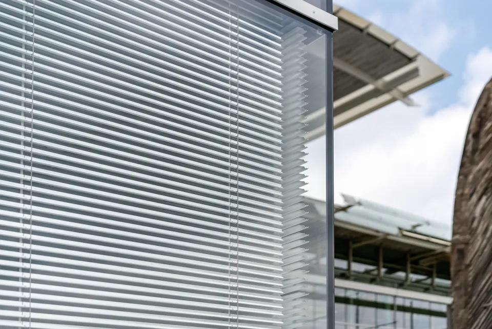 ISOshade® Fassadenelement mit integriertem Sonnenschutz