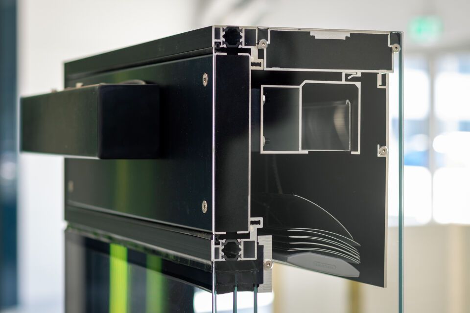 ISOshade® Fassadenelement mit integriertem Sonnenschutz