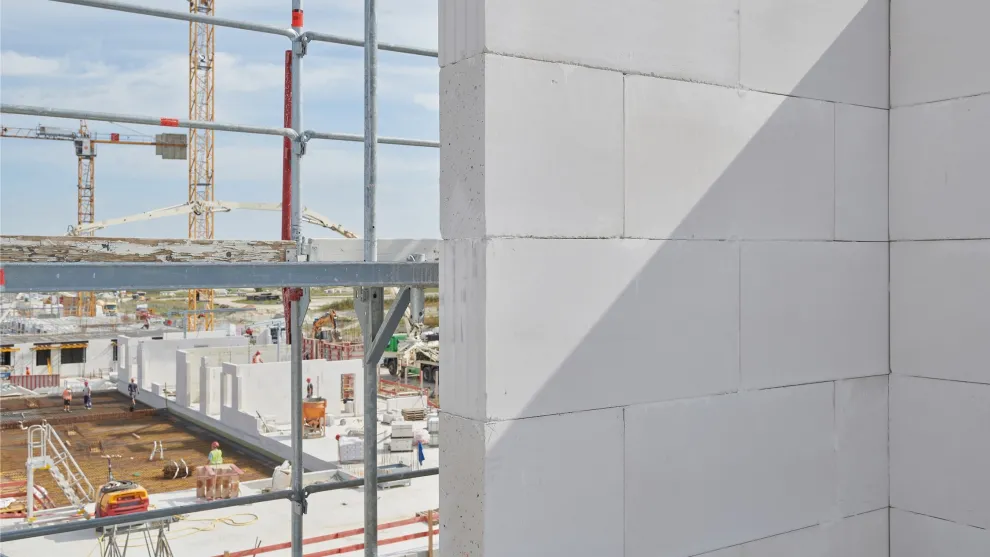 Im Laufe seines Lebenszyklus bindet jede Tonne verbauter Kalksandstein dauerhaft bis zu 50 Kilogramm CO2 aus der Atmosphäre. Nur einer der Gründe, weshalb der weiße Stein im größten Neubaugebiet Niedersachsens eingesetzt wird: Kronsrode.