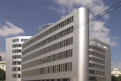 Lamellensysteme mit Spiegeloptiken verbessern den Lichteintrag. Gleichzeitig verhindert die gezielte Lichtauslenkung die Aufheizung der Fensterzone.