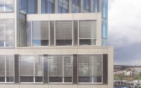 RETROFlex Lichtauslenklamellen mit mikrostrukturiereten Fresnel-Spiegeln