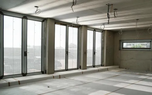 Lamellensysteme mit Spiegeloptiken verbessern den Lichteintrag. Gleichzeitig verhindert die gezielte Lichtauslenkung die Aufheizung der Fensterzone.