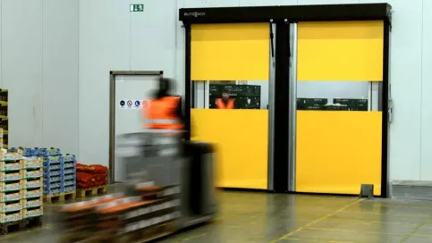 NOVOSPRINT Syncro ein doppelflügeliges, synchron und seitlich öffnendes Schnelllauftor mit Sichtfenster.