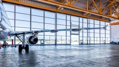 Schiebetor mit integrierten Gehtüren und Fahrzeugtoren sowie einer Rumpfanpassung, Grand Hangar, Genf (CH)