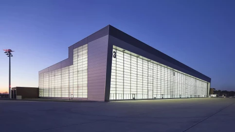 Hangartore mit Fiberglaspaneelen, Bundeswehr-Flugplatz Wunstorf (DE)