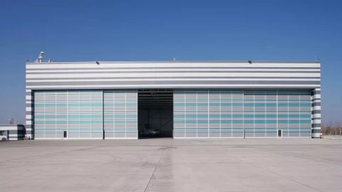 Hangar-Teleskop-Schiebetore mit integrierten Gehtüren, Jet Alliance, Wien (AT)