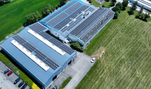 REX hat sich auf den Weg zur Klimaneutralität gemacht: Die Dach-Photovaltaikanlage ist der zahlreichen Maßnahmen zur CO₂-Einsparung.