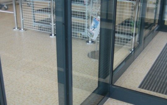 Record Schutzflügel – zur Absicherung der Türflügelfahrwege