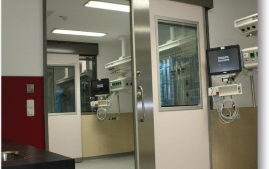 Record CLEAN K1-A T30 RS – einflügelige automatische Schiebetür mit kombinierter Brand- und Rauchschutzfunktion