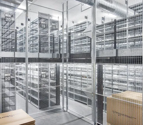 Zweigeschossiges Lager aus MultiSafe Gittertrennwänden
