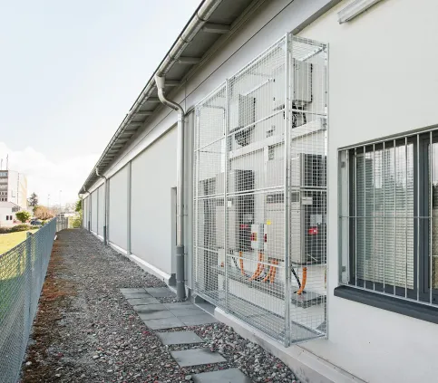 Vandalenschutz mit wandmontierter Gitterbox