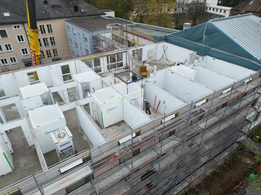 Barrierefrei und rollstuhltauglich: Die Badmodule werden exakt platziert, verschraubt und an die Haustechnik angeschlossen.