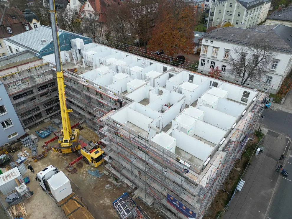 Dank des Bausystems aus Fertigbauteilen und komplett ausgestatteten Badmodulen war der Neubau innerhalb weniger Monate fertig.