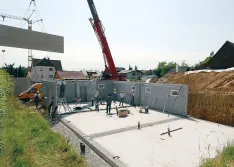 Das Dennert-Team stellt Wand für Wand auf die Bodenplatte. Jede BASE-Wand wird millimetergenau ausgerichtet.