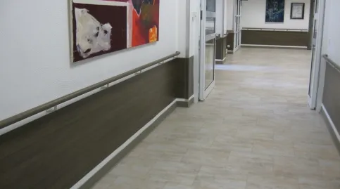 Decowood Wandschutzplatten mit passenden Handläufen