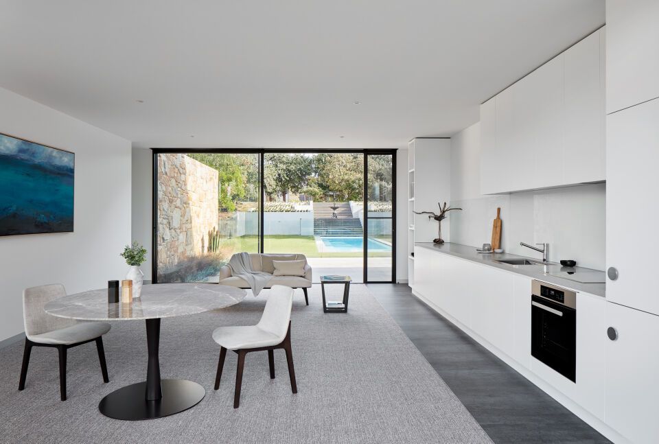 Keller minimal windows® Ganzglas-Schiebefenstersystem