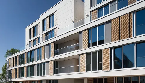 Anwendungsbeispiel Ganzglasbrüstungen und Balkongeländer, Projekt Wohnhaus Hamburg (Foto: Werner Huthmacher)