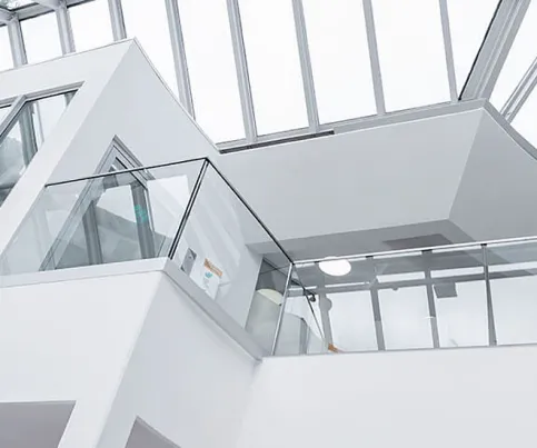 Anwendungsbeispiel Ganzglasbrüstung mit Edelstahl-Kantenschutzprofil