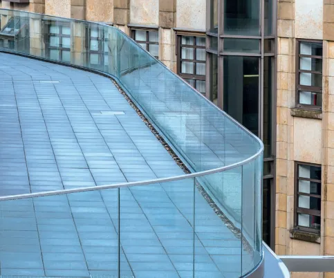 Anwendungsbeispiel gebogene Ganzglasbrüstung Dachterrasse