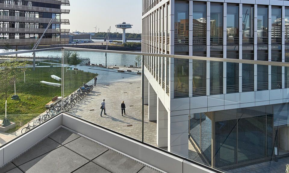 Glassline BALARDO aqua control Glasgeländer mit Entwässerung