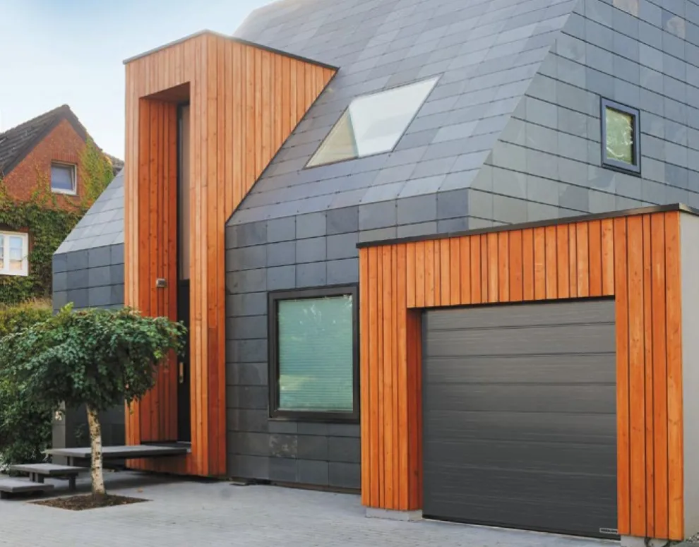 Haus und Garage sind farblich aufeinander angestimmt