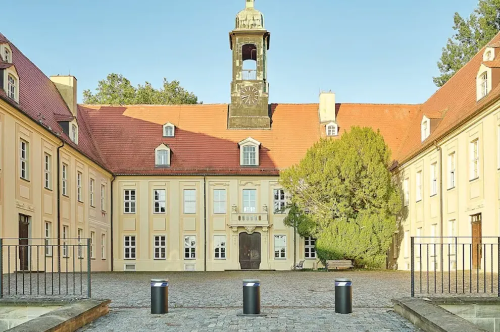 Feststehende Poller ansichtsgleich mit automatischen und halbautomatischen Pollern