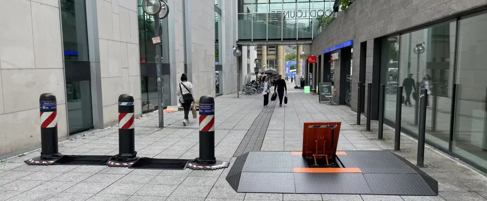 Mobile Fahrzeugsperren | links Poller OktaBlock, rechts Road Blocker M30
