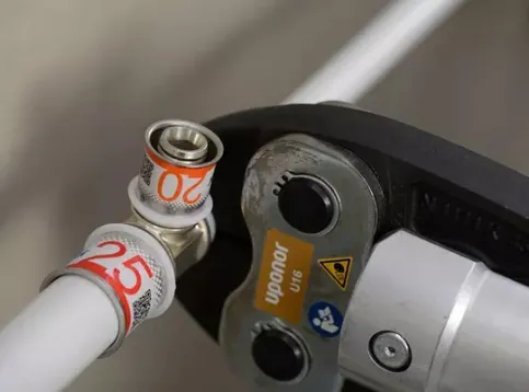 Schnell installiert in 3 Schritten: Rohr zurechtschneiden, Fitting einsetzen, Fitting pressen. Die sofortige Leckagenanzeige bei unkorrekter Verpressung vermeidet Installationsschäden.